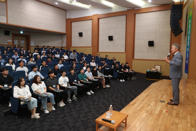 강호동 농협중앙회장이 지난 24일 농협 중앙교육원에서 범농협 직원을 대상으로 농협이념 특강을 하고 있다. [농협중앙회 제공]